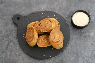 Tavuk yumurtalı börek, çırpılmış tavuk ile tapyoka, havuç, soğan ve yumurta karışımı sonra rulo, buharda pişmiş ve kızarmış.