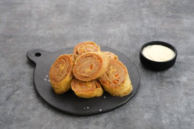 Tavuk yumurtalı börek, çırpılmış tavuk ile tapyoka, havuç, soğan ve yumurta karışımı sonra rulo, buharda pişmiş ve kızarmış.