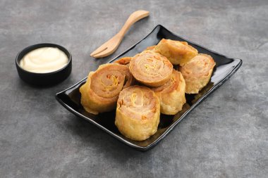 Tavuk yumurtalı börek, çırpılmış tavuk ile tapyoka, havuç, soğan ve yumurta karışımı sonra rulo, buharda pişmiş ve kızarmış.