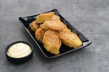 Tavuk yumurtalı börek, çırpılmış tavuk ile tapyoka, havuç, soğan ve yumurta karışımı sonra rulo, buharda pişmiş ve kızarmış.