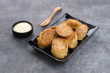 Tavuk yumurtalı börek, çırpılmış tavuk ile tapyoka, havuç, soğan ve yumurta karışımı sonra rulo, buharda pişmiş ve kızarmış.