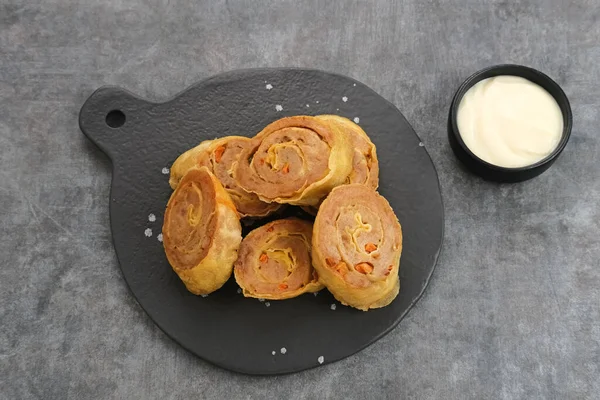 Tavuk yumurtalı börek, çırpılmış tavuk ile tapyoka, havuç, soğan ve yumurta karışımı sonra rulo, buharda pişmiş ve kızarmış.