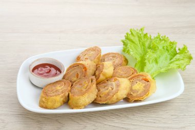 Tavuk yumurtalı börek, çırpılmış tavuk ile tapyoka, havuç, soğan ve yumurta karışımı sonra rulo, buharda pişmiş ve kızarmış.