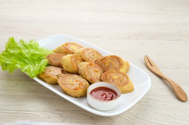 Tavuk yumurtalı börek, çırpılmış tavuk ile tapyoka, havuç, soğan ve yumurta karışımı sonra rulo, buharda pişmiş ve kızarmış.