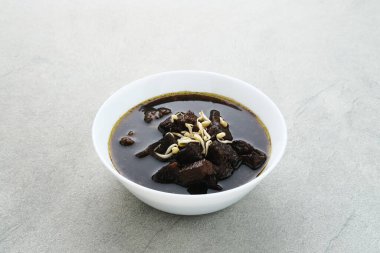 Rawon, Endonezya Geleneksel sığır eti siyah çorbası. Mung fasulyesi filizleri, acı biber ezmesi ve tuzlu yumurta ile servis edilir.