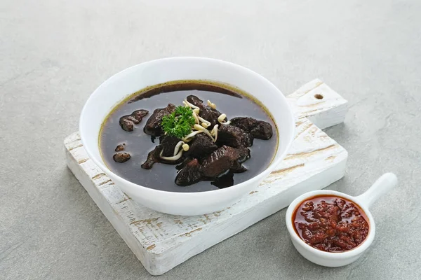 Rawon Indonéská Tradiční Hovězí Polévka Podává Misce Výhonky Fazolí Chilli — Stock fotografie