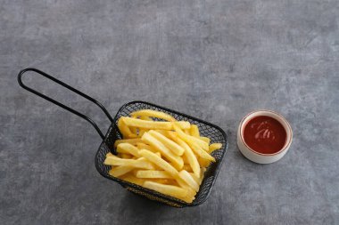 Patates kızartması, acı soslu lezzetli ve lezzetli fast food. Metin için boşluk.