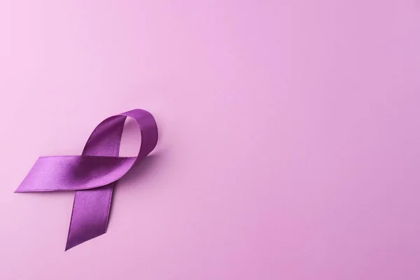 紫色の背景に世界がんの日のシンボルとして紫色のリボン コピースペース — ストック写真