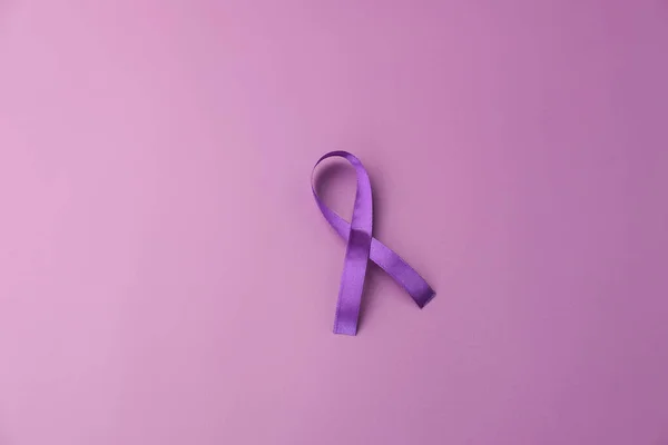 Cinta Púrpura Como Símbolo Del Día Mundial Del Cáncer Sobre — Foto de Stock