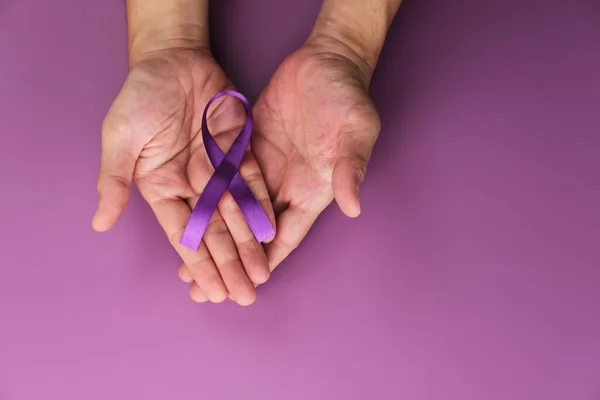 Cinta Púrpura Como Símbolo Del Día Mundial Del Cáncer Sobre —  Fotos de Stock