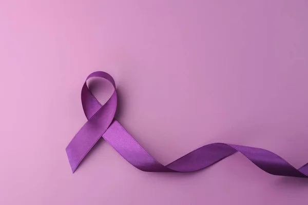 Cinta Púrpura Como Símbolo Del Día Mundial Del Cáncer Sobre — Foto de Stock