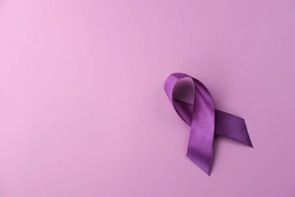 Cinta Púrpura Como Símbolo Del Día Mundial Del Cáncer Sobre — Foto de Stock