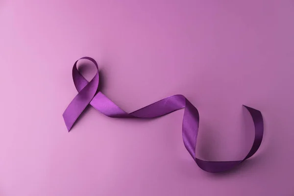 紫色の背景に世界がんの日のシンボルとして紫色のリボン コピースペース — ストック写真