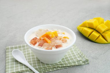 Mango Peynirli Süt, jöleden yapılan bir tatlı, nata de coco, fesleğen tohumu, tatlı mango, krem peynir ve süt.