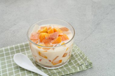 Mango Peynirli Süt, jöleden yapılan bir tatlı, nata de coco, fesleğen tohumu, tatlı mango, krem peynir ve süt.