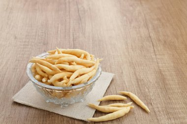 Widaran Keju veya Telur Gabus Keju, un, yumurta ve çedar peynirinden yapılan geleneksel Endonezya yemeği.. 