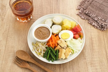 Gado Gado, Endonezya geleneksel fıstık soslu sebze salatası, pirinç keki, tofu ve yumurta.