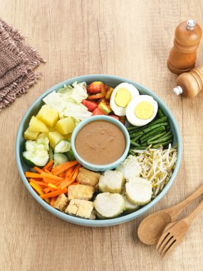 Gado Gado, Endonezya geleneksel fıstık soslu sebze salatası, pirinç keki, tofu ve yumurta.