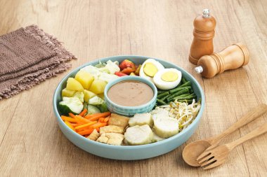 Gado Gado, Endonezya geleneksel fıstık soslu sebze salatası, pirinç keki, tofu ve yumurta.