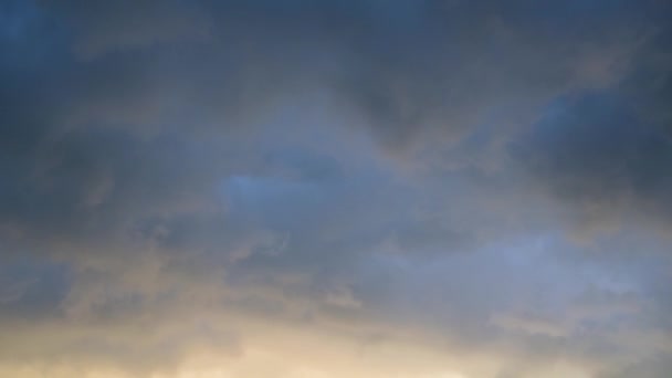 Zeitraffer am Himmel. Am Himmel ziehen graue Wolken auf. Ein Gewitter und Regen kommen. — Stockvideo