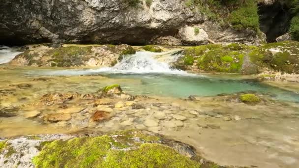 Alpine Panorama Van Dolomieten Met Beek Blauw Water — Stockvideo