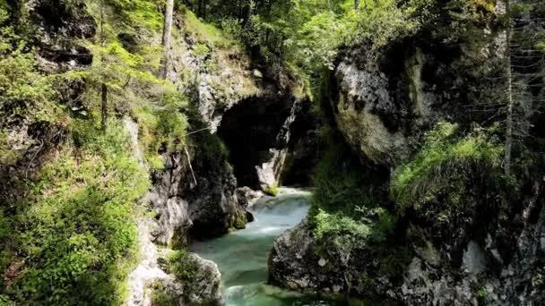 空中ドローン キャニオンと緑の水とドロマイトのアルプスの風景 — ストック動画