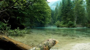 Dolomitlerdeki bir gölde yağmurlu bir gün - 5K