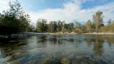 Bir İtalyan Nehri üzerinde sonbahar değerlendirmesi - 5K