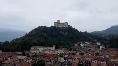 Hava Aracı - Rocca di Angera İtalya 'nın Sonbahar Manzarası.