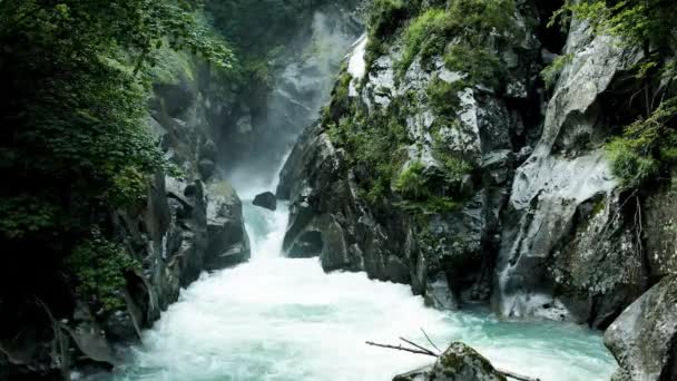 Drone Aéreo Paisagem Alpina Uma Cachoeira Nas Dolomitas — Vídeo de Stock