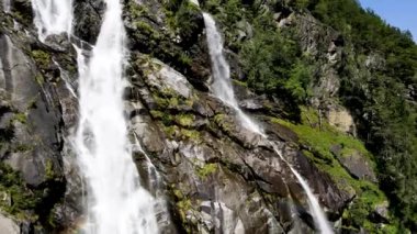 Hava Aracı - Gökkuşağı ile Nardis Şelaleleri 'nin manzarası