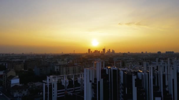Drone Aéreo Espectacular Paisaje Atardecer Sobre Ciudad Milán — Vídeos de Stock