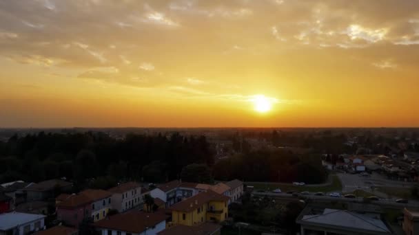 Повітряний Дрон Ландшафт Заходу Сонця Над Містом Бусто Арсіціо — стокове відео