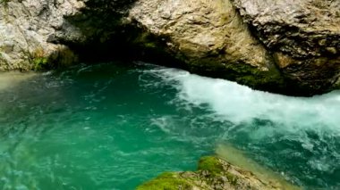  Dolomitlerde akarsu ve yeşil suyla manzara - 5K