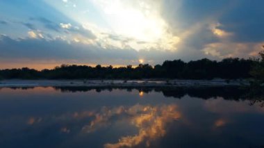 Zaman Kaynağı - Nehrin Üzerinde Muhteşem Gün Batımı