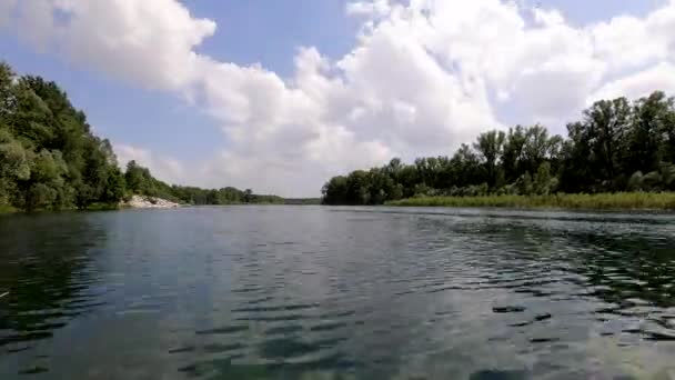 Timelapse Letni Krajobraz Nad Rzeką Chmurami — Wideo stockowe