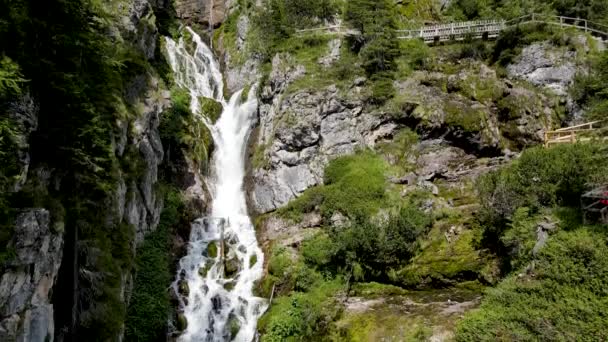 Повітряний Дрон Альпійський Ландшафт Доломітах Водоспадом — стокове відео
