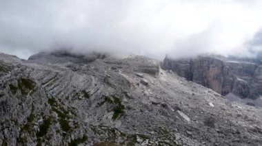  Hava Aracı - Sisli Dolomitlerde Alp manzarası