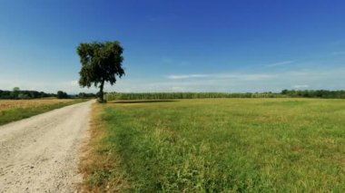 İtalya kırsalındaki manzara - 5K