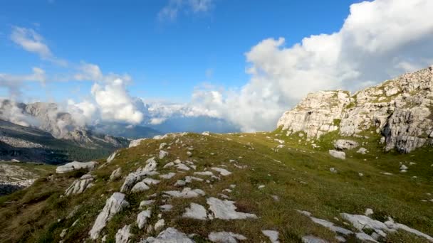 Paisaje Alpino Con Nubes — Vídeos de Stock