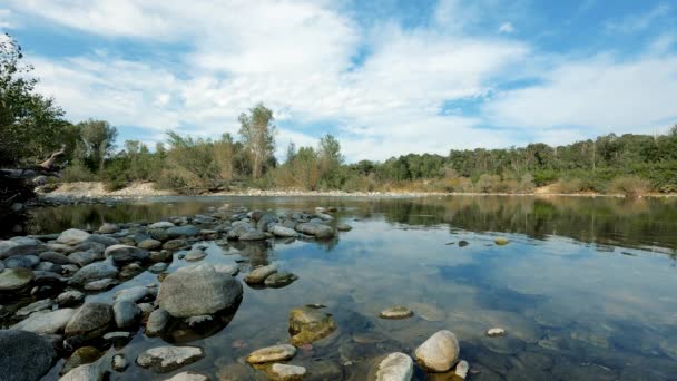 Paysage Riverain Avec Nuages — Video