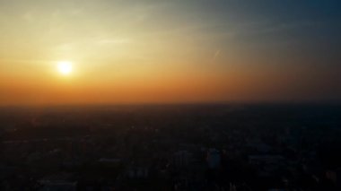 Hava Aracı - Busto Arsizio üzerinde Gün Batımının Manzarası