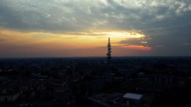  Hava Aracı - Şehrin Üzerinde Gün Batımında Manzara