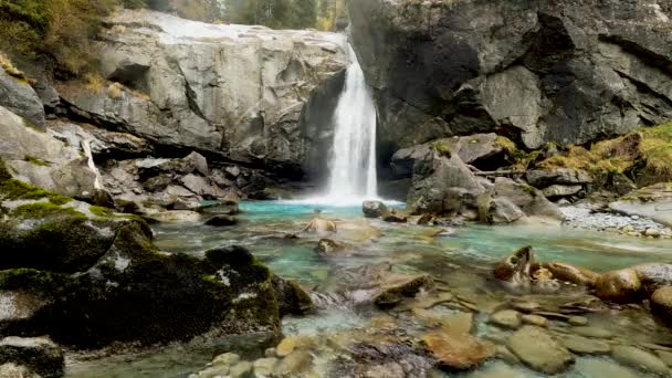 Cascada Alpina Con Agua Turquesa — Vídeos de Stock