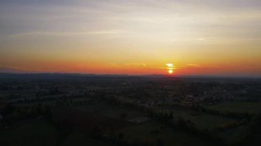 Hava Aracı - Şafak vakti Brescia kırsalında peyzaj