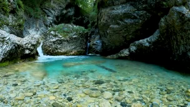 Alpenlandschap Met Watervallen Turkoois Water — Stockvideo