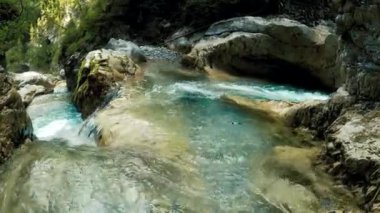 Kanyonlu bir Alp Manzarası Genel Görünümü - 5K