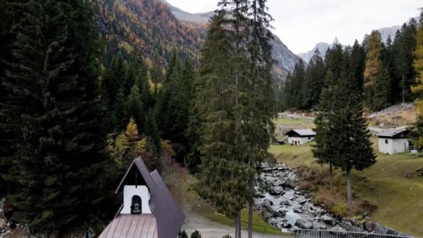 Drone Aéreo Paisaje Otoñal Con Iglesia Los Dolomitas — Vídeo de stock