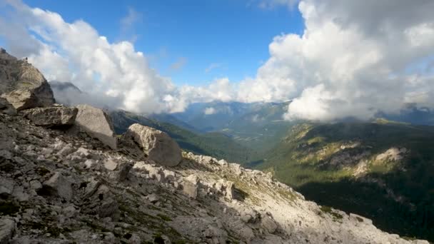Letní Krajina Dolomitech Mraky Modrým Nebem — Stock video
