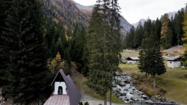  Hava Aracı - Dolomitler 'deki kiliseyle sonbahar manzarası